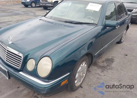 1998 Mercedes-Benz E 320 z USA, uszkodzony, nr VIN WDBJF65F2WA675501